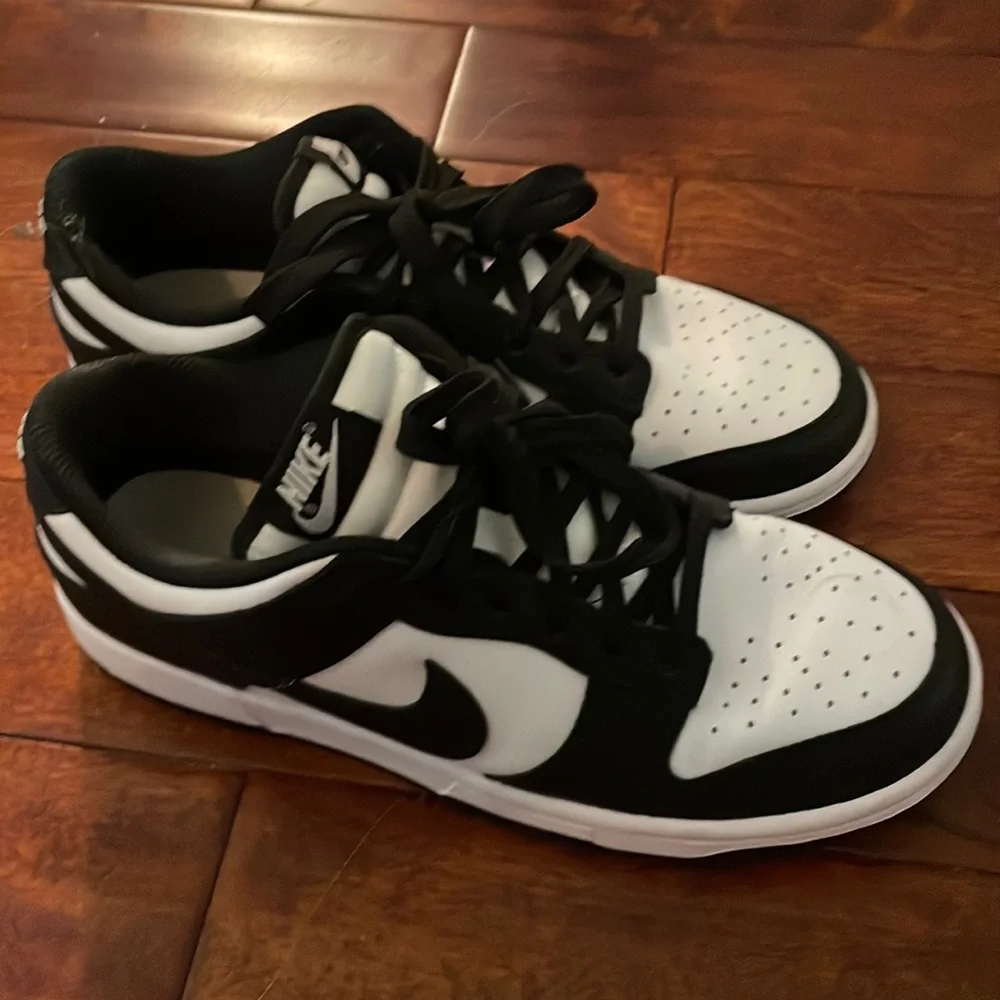 Nike Panda Dunks - Picture 1 of 4